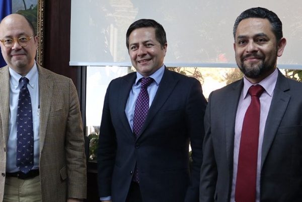 1TA firma acuerdo con Pontificia Universidad Católica de Valparaíso