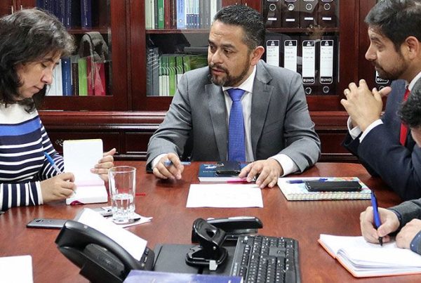 Ministros y equipo de ciencias del Primer Tribunal Ambiental se reúnen con Doctora en Bioquímica de la Universidad Santo Tomás