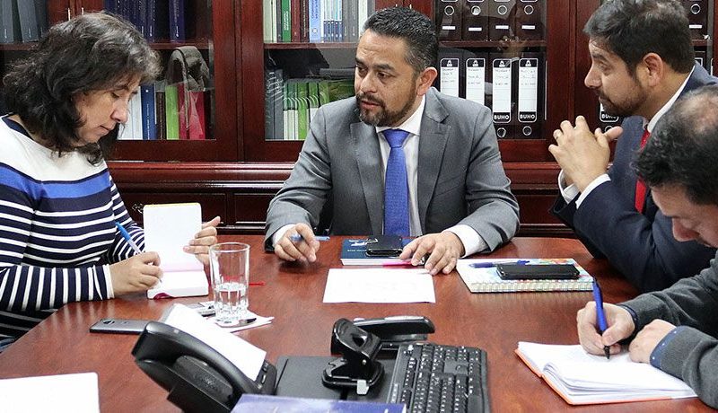Ministros y equipo de ciencias del Primer Tribunal Ambiental se reúnen con Doctora en Bioquímica de la Universidad Santo Tomás
