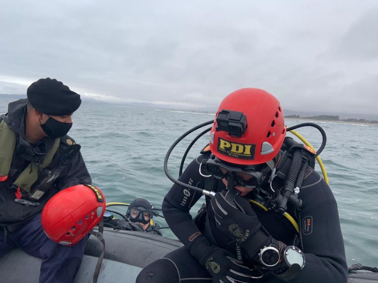 Buzos y peritos de la Bidema y Unidad Subacuática de PDI exploraron Playa El Lápiz en el marco de medida cautelar dictada por el Primer Tribunal Ambiental